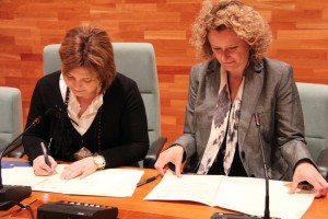 Firma del convenio entre la consellera Bonig y la alcaldesa Folgado