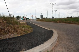 Acera asfaltada entre Camí la Noria y Ronda Safranar
