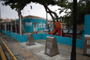 AVV La Marxadella, en primer plano los contenedore suberráneos que ha instalado el Ayuntamiento de Torrent