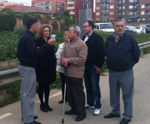 La alcaldesa Amparo Folgado visitando el barrio con los vecinos