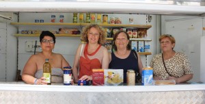 Amparo Folgado junto a las voluntarias en el kiosco donde se realiza la recogida de alimentos