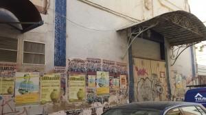 fachada del antiguo cine Cervantes llena de carteles que degradan su imagen
