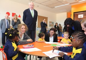 Català y Folgado comparten un momento la mesa con los niños de la guardería municipal