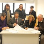 La alcaldesa, Amparo Folgado firmando la recepción de las obras del centro finalizado