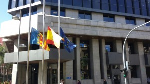 banderas a media asta en señal de duelo por el fallecimiento de Adolfo Suárez