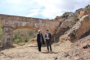 detrás el acueducto de principios de siglo XX y a la derecha restos de un acueducto de la época musulmana