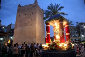 anda de la Virgen adornada con flor natural en años anteriores