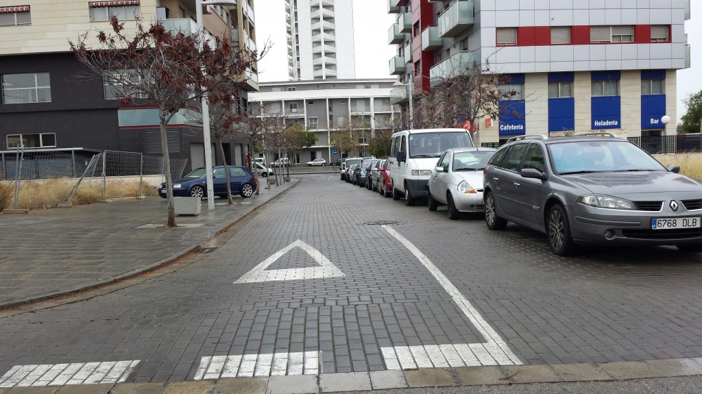 Calle que hasta ahora no se podía aparcar legalmente al ser de doble dirección