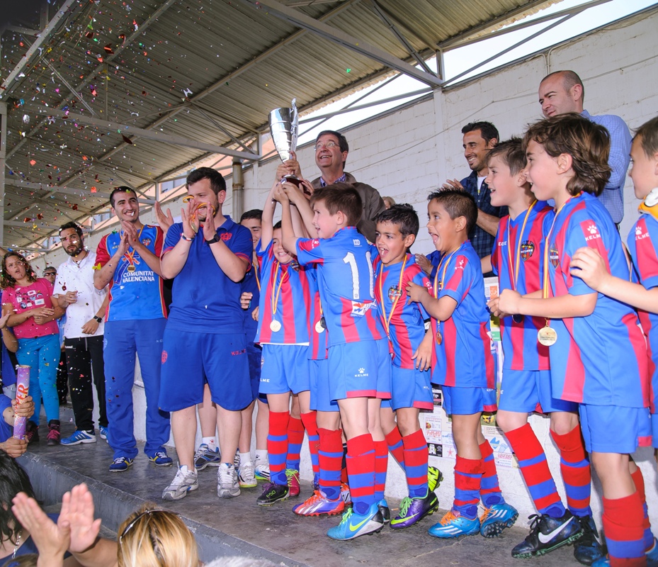 Más de 900 niños participan en la primera edición del Torneo Pedro López de Torrent