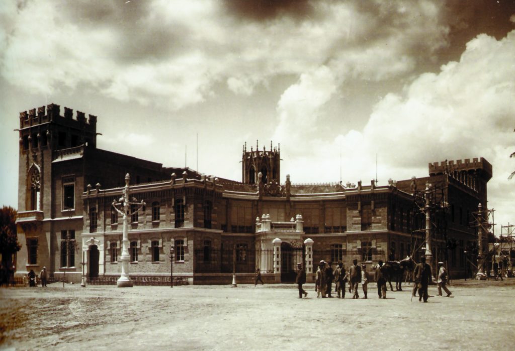 Asilo de lactancia, podemos ver que todavía estaba en construcción el pabellón municipal