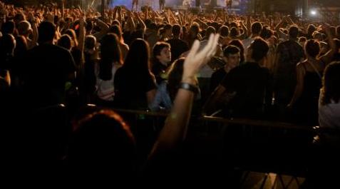 Un cantante del Rockejat da un cabezazo a un Policía de Torrent y es conducido al calabozo