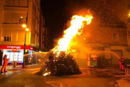 Torrent comienza su calendario festivo de 2018 con la hoguera de Sant Antoni del Porquet