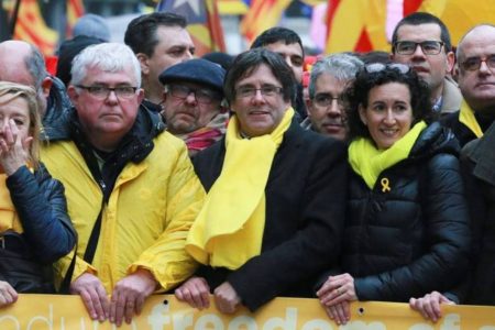 Carles Puigdemont sigue de vicepresidente en la fundación que promociona el catalán y a la que pertenece Torrent desde 2017