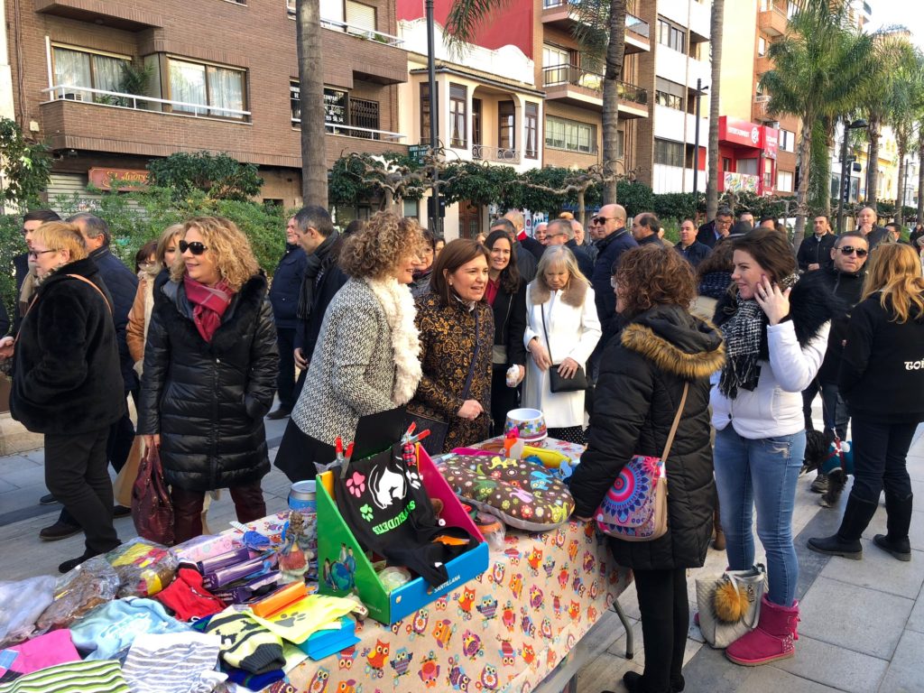 Bonig y Folgado visitando un puesto de una protectora de animales