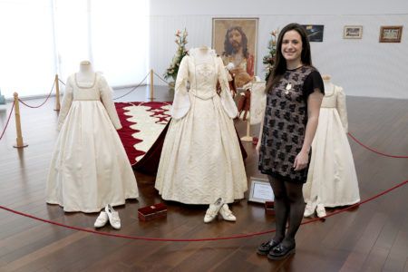 La Reina del Encuentro, Cristina Peris, lucirá un traje con capa de terciopelo rojo y 7 metros de largo