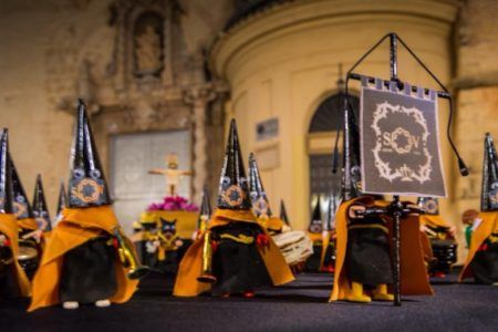 Un cofrade crea una maqueta de la procesión penitencial del Crist del Perdó y recorre el mismo trayecto