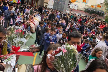 Las falleras mayores asisten a las cremàs de fallas en colegios de Torrent