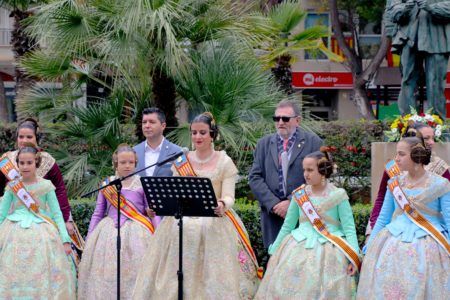 Torrent homenajea a los falleros en la escultura del Granerer