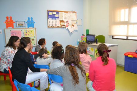 El Hospital de Manises enseña a niños autistas  a habituarse al ruido de los petardos