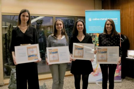 Cuatro jóvenes reciben los premios de Caja Rural Torrent a los expedientes de bachillerato más brillantes del curso pasado