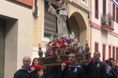 Los vecinos de la calle San Vicente Ferrer celebran la fiesta del patrón del histórico Reino de Valencia