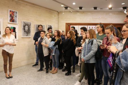 El alumnado del IES Tirant lo Blanc presenta sus obras artísticas en la Caixa Rural