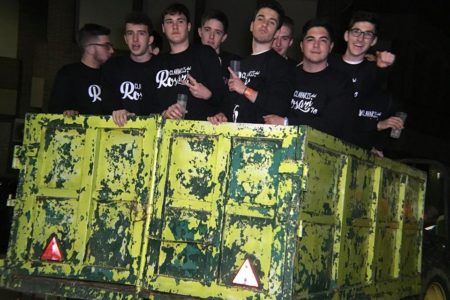 Nit d’Enramaes, Guitarrà, clavelitos y pétalos en los portales