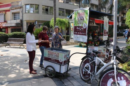 Dos equipos de «Recicla tus aparatos» informa a los torrentinos acerca del reciclaje de electrodomésticos