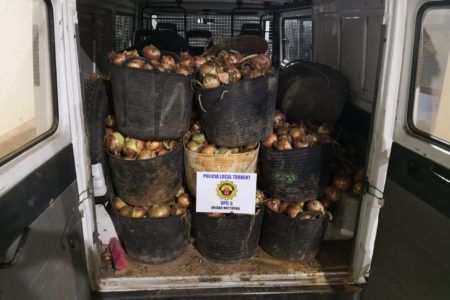 La Policía incauta 2.000 kg de cebollas y 100 kg de patatas
