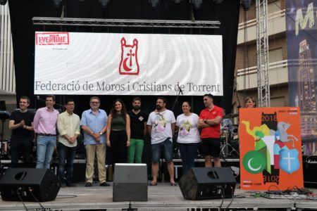 Los Moros y Cristianos de Torrent celebran la verbena de San Juan