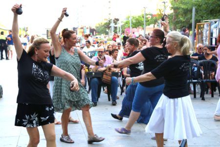 Els Llauraors de Torrent «fan sarau» en la plaza Unió Musical