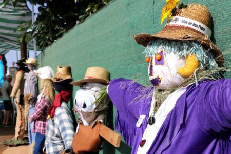 Mas de Don Pedro celebra su concurso de espantapájaros, que luego son utilizados para proteger los cultivos