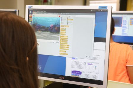 Medio centenar de jóvenes de Torrent aprenden inglés y a crear videojuegos