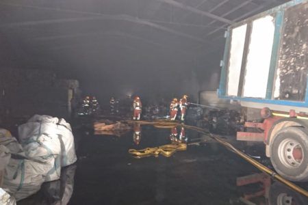 Incendio en una nave de reciclaje de plásticos en el Mas del Jutge