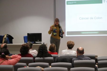 La AECC habla sobre el cáncer de colon en la Casa de la Dona