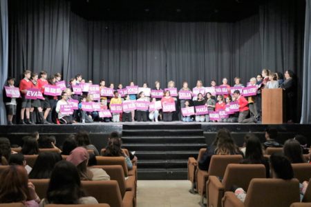 El Ayuntamiento acoge el acto institucional contra la violencia de género debido a la lluvia