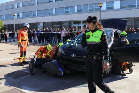 Simulacro de accidente entre un vehículo y una moto en el IES Veles i Vents