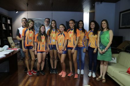 Las subcampeonas de España en relevos visitan el Ayuntamiento