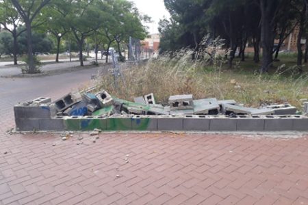 Quejas vecinales por el vallado de los solares en la calle Vicente Ventura