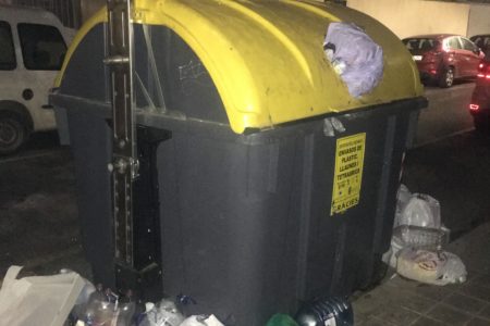 Quejas en la calle José María Merino por la falta de recogida en los contenedores