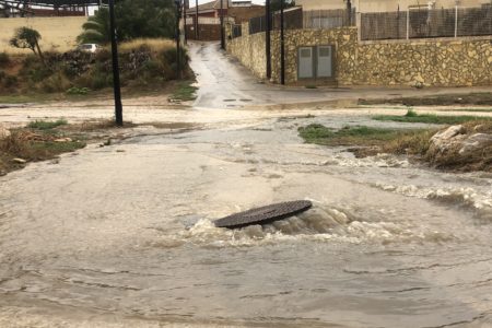 La Colonia Bonestar de Torrent convertida en un río esta mañana