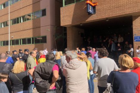 La Policía Nacional recibe el apoyo de los vecinos de Torrent por su trabajo en Cataluña