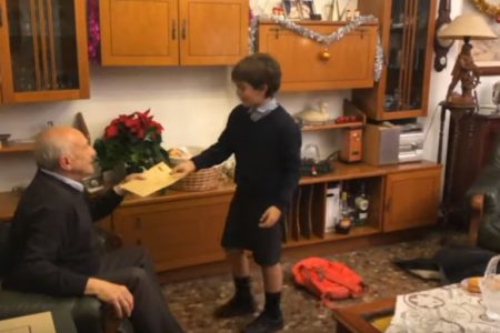 El coro del Colegio El Vedat crea un villancico adaptando una canción de Loquillo, como homenaje a sus abuelos