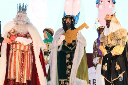 Melchor, Gaspar y Baltasar reparten magia e ilusión en la cabalgata de Torrent