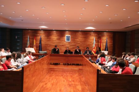 El alumnado del proyecto Erasmus+ del colegio Monte Sión visita el Ayuntamiento de Torrent