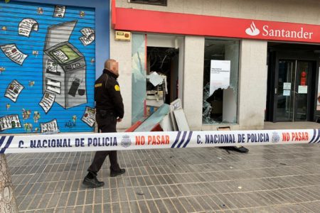 Atracan el cajero de un banco en Torrent con explosivos