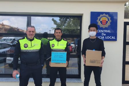 La comunidad china de Torrent lleva a la Policía Local material de higiene y desinfección