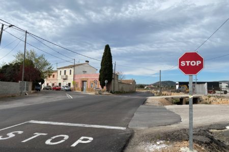 Denuncian la instalación de un STOP en mitad de la carretera dels Arquets
