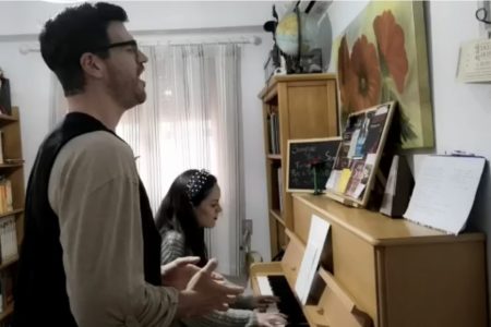 Pascual y Saray expresan en una canción el sentir de los «soldados» cuya misión es quedarse en casa