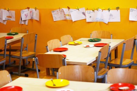 Las familias recibirán un SMS de consellería con el acceso al ‘vale-beca comedor’ para adquirir alimentos en Consum